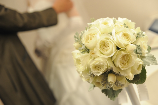 新郎新婦とブーケのイメージ